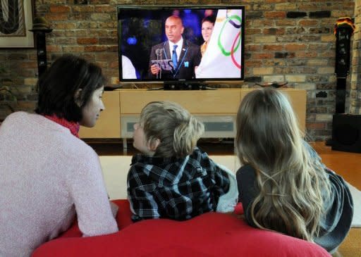 Sydney residents get up early to watch the London Olympics nine time zones away. According to a recent nationwide poll in sports-mad Australia, 86 percent of those questioned planned to watch the Games on TV, while others would monitor the gold medal hunt on websites, Youtube, Twitter or Facebook