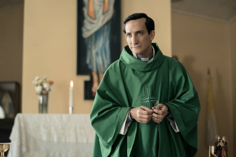 Juan Minujín como Jorge Bergoglio en su juventud en Los dos papas, película original de Netflix