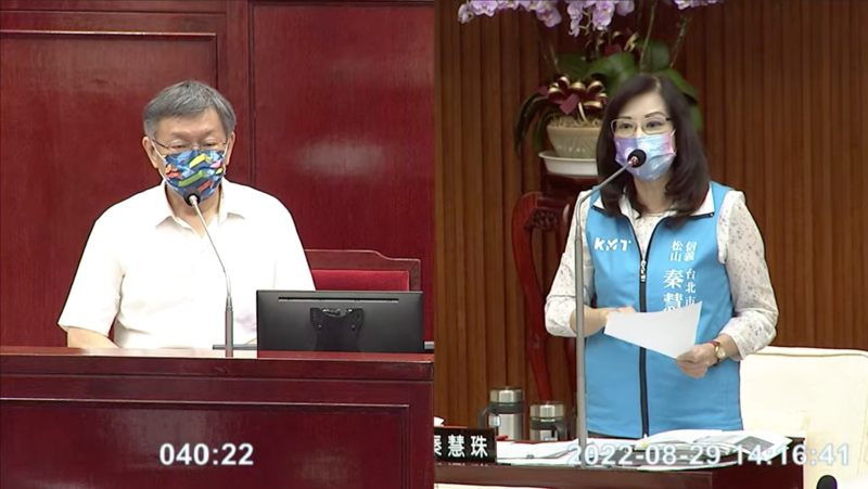 秦慧珠（右）今就陳信瑜請假和請辭一事質詢台北市長柯文哲（左）。（翻攝自臺北市議會YouTube）