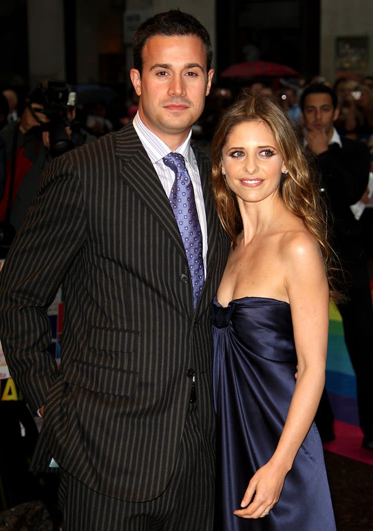 Actress Sarah Michelle Gellar and actor Freddie Prinze Jr. pose at the Hairspray Premiere at the Odeon Cinema Leicester Square in London, England. (Photo by MJ Kim/Getty Images)