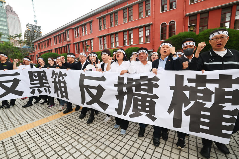 綠委舉「反黑箱 反擴權」布條抗議（1） 立法院會21日將繼續處理國會職權修正相關法案，民 進黨團立法院黨團總召柯建銘（前右8）上午率黨團 立委拉起「反黑箱 反擴權」布條在議場外抗議。 中央社記者王騰毅攝  113年5月21日