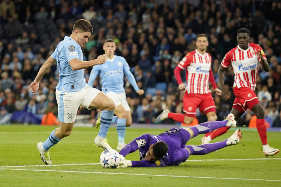 Julián Álvarez del Manchester City esquiva al arquero Omri Glazer del Estrella Roja para anotar el primer gol de su equipo en el partido de la Liga de Campeones, el martes 19 de septiembre de 2023, en Manchester. (AP Foto/Dave Thompson)