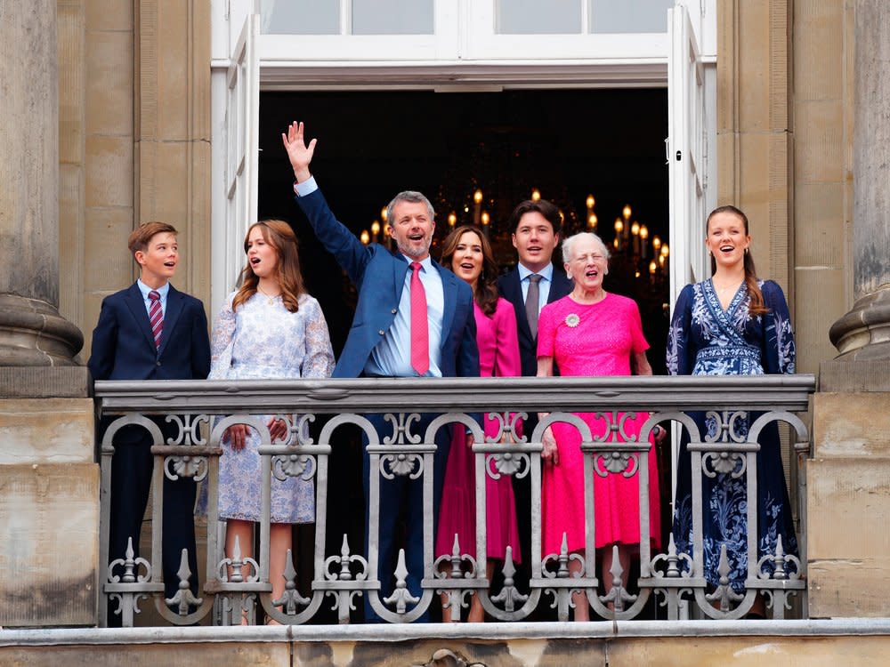 König Frederik feiert mit Ehefrau Mary, den gemeinsamen Kindern und seiner Mutter Margrethe auf dem Palastbalkon. (Bild: IDA MARIE ODGAARD/Ritzau Scanpix/AFP via Getty Images)