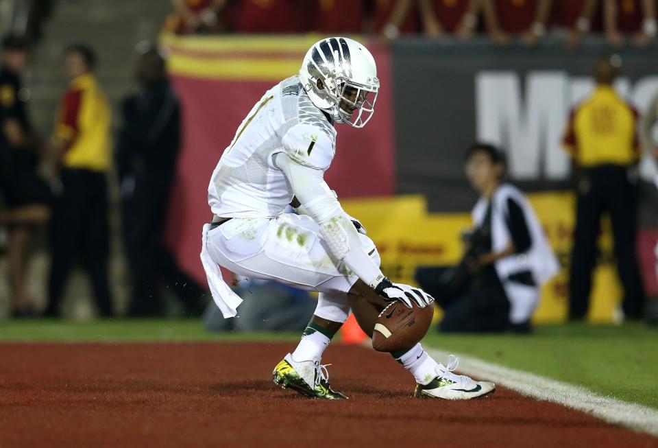 Wide receiver Josh Huff #1 of the Oregon Ducks reacts in the end zone after scoring on a 36 yard touchdown pass play in the third quarter against the USC Trojans at the Los Angeles Memorial Coliseum on November 3, 2012 in Los Angeles, California. Oregon won 62-51. (Photo by Stephen Dunn/Getty Images)