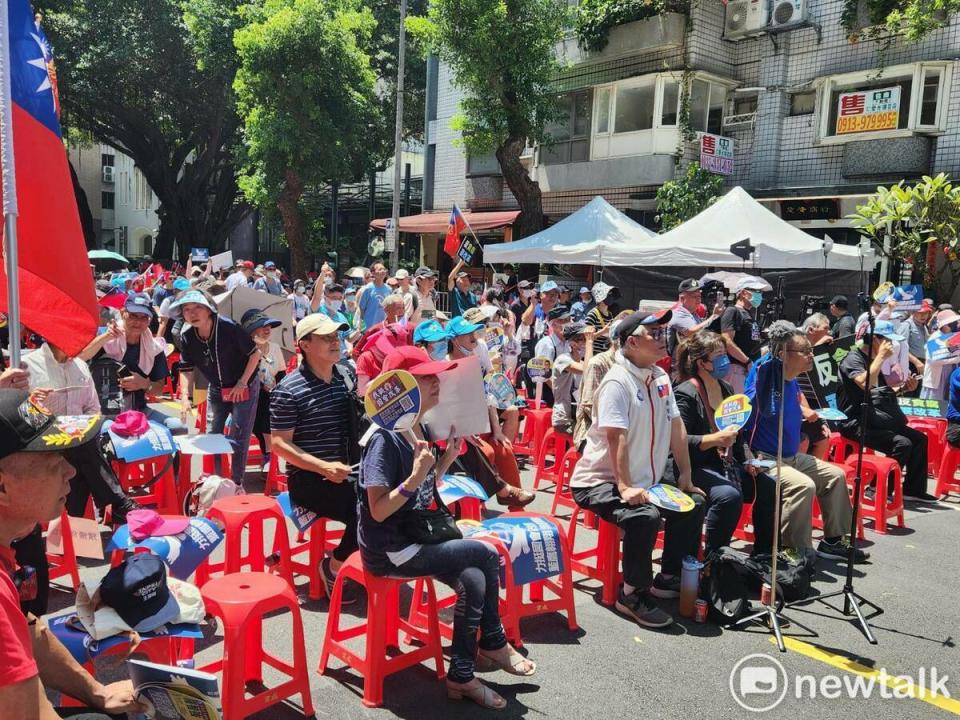 因豔陽酷曬，直至上午11點，國民黨發起的反改革行動已進入後半段，現場擺放的紅椅子仍無法坐滿人。   圖：黃建豪/攝