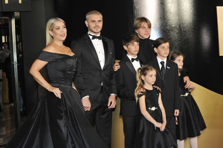 Wanda Nara con su marido Mauro Icardi y sus hijos, todos de negro en los Martín Fierro 2023