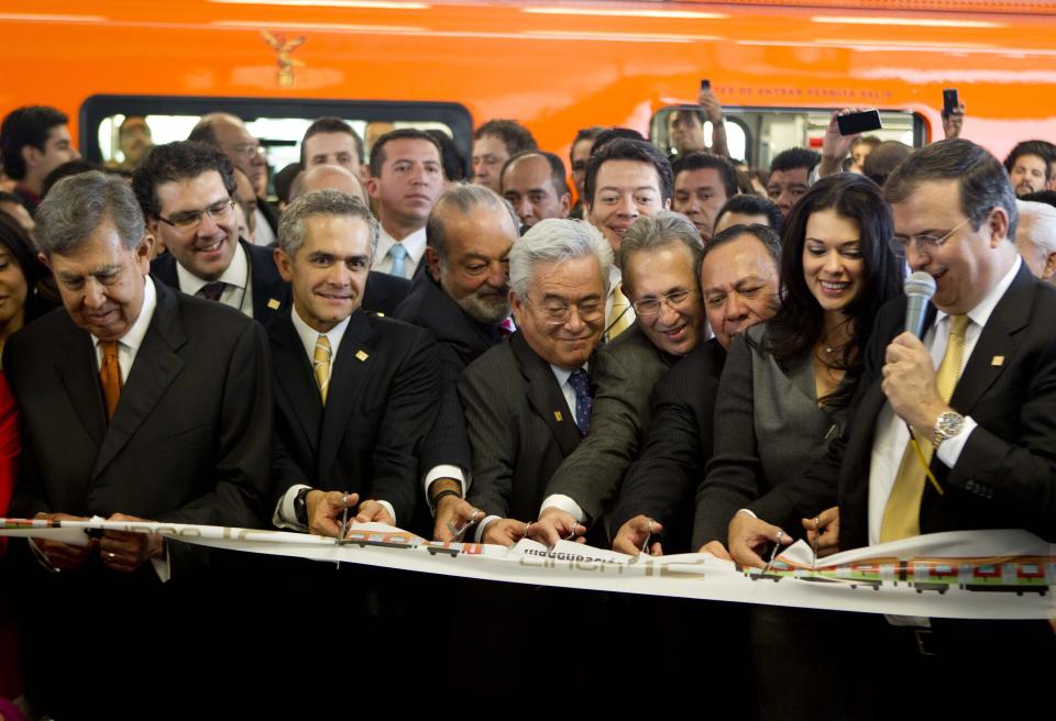 En esta imagen del 30 de octubre de 2012, de izquierda a derecha, Cuauhtémoc Cárdenas, tres veces candidato presidencial, el jefe de gobierno electo Miguel Ángel Mancera, el empresario Carlos Slim, el también empresario Bernardo Quintana, el embajador de Estados Unidos en México Earl Anthony Wayne, el presidente del Partido de la Revolución Democrática Jesús Zambrano, Rosalinda Bueso, y su esposo el jefe de gobierno de la Ciudad de México Marcelo Ebrard, participan en la ceremonia de inauguración de la línea 12 del metro en la Ciudad de México. (AP Foto/Eduardo Verdugo, Archivo)