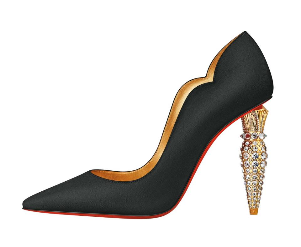 Lipstrass Pump黑色緞面尖頭高跟鞋。NT$55,000（Christian Louboutin提供）