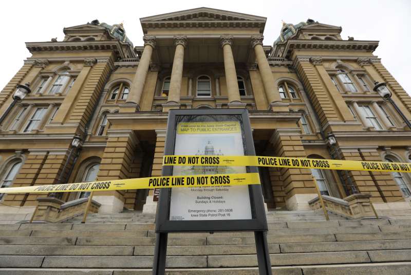 為避免群聚感染，美國愛荷華州議會工作暫停至少30天，州議會建築也封鎖禁止進入。（美聯社）