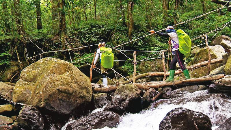 一名撿骨師到新北市三峽雲森瀑布附近登山，意外發現死者腿骨。（東森新聞提供）