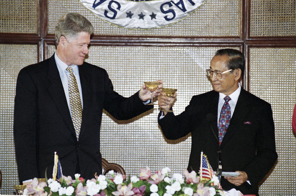 FILE - U.S. President Bill Clinton, left, and Philippine President Fidel Ramos toast during the state luncheon tendered by the latter in Malacaniang palace in Manila on Nov. 13, 1994. Ramos, a U.S.-trained ex-general who saw action in the Korean and Vietnam wars and played a key role in a 1986 pro-democracy uprising that ousted a dictator, has died. He was 94. Some of Ramos's relatives were with him when he died on Sunday, July 31, 2022, said his longtime aide Norman Legaspi. (AP Photo/Marcy Nighswander, File)