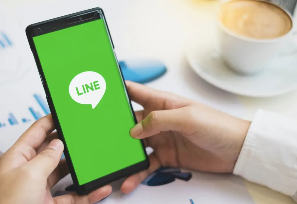 ▲不少人都是透過LINE來聯繫親友以及通話，簡便的功能，在智慧型手機的時代，LINE成為人人每天都必須使用的重要APP。（示意圖／shutterstock）