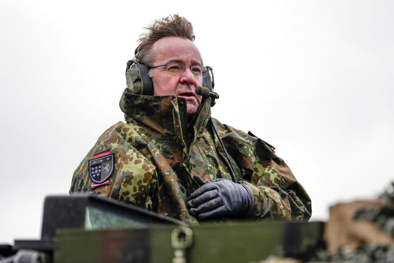 Bundesverteidigungsminister Boris Pistorius sitzt auf einem Leopard 2-Panzer während eines Besuchs beim Panzerbataillon 203 der Bundeswehr in Augustdorf, Deutschland.