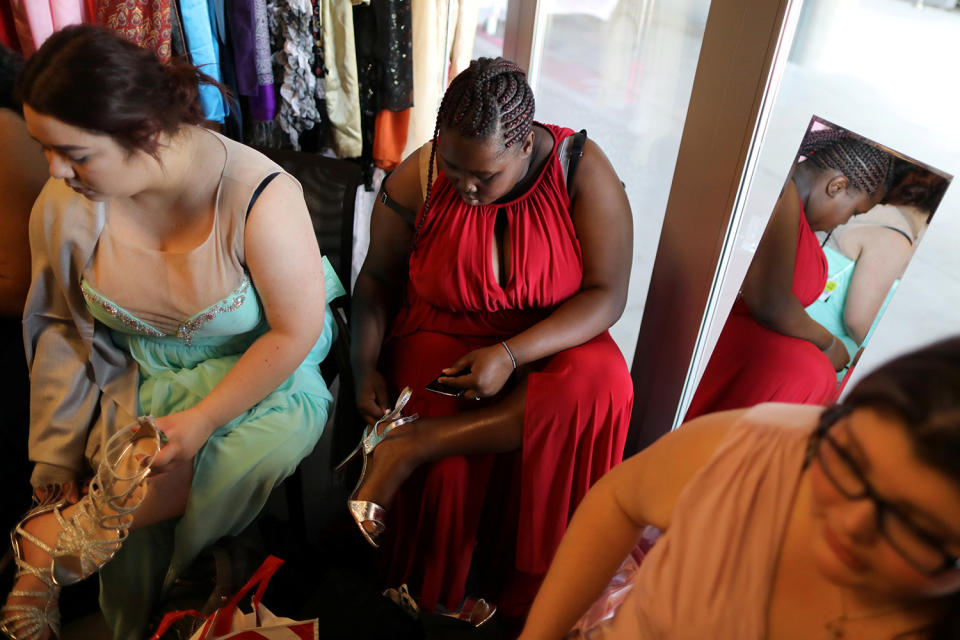 <p>Ebony Lewis, de 18 años, en el centro, elige zapatos a juego con sus vestido de graduación en la donación de <em>Operation School Bell</em> para estudiantes de bajos ingresos y sin hogar de Los Ángeles el 29 de marzo de 2017 (Foto: Lucy Nicholson/<em>Reuters</em>). </p>