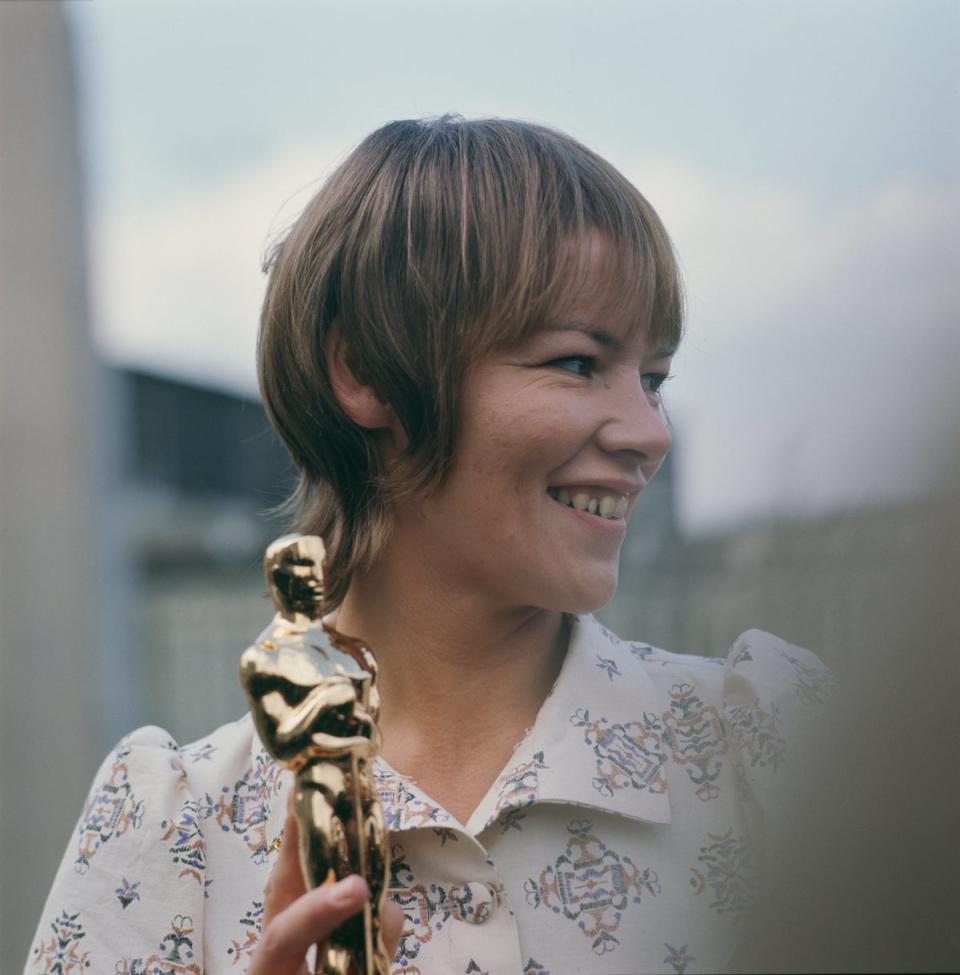 Glenda Jackson with her Academy Award for Best Actress for her role in the film ‘Women in Love’ in May 1971 (Getty)