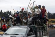 Manifestantes indígenas viajan en camiones camino a Quito durante las protestas contra las medidas de austeridad del gobierno del presidente Lenin Moreno, en Chasqui.
