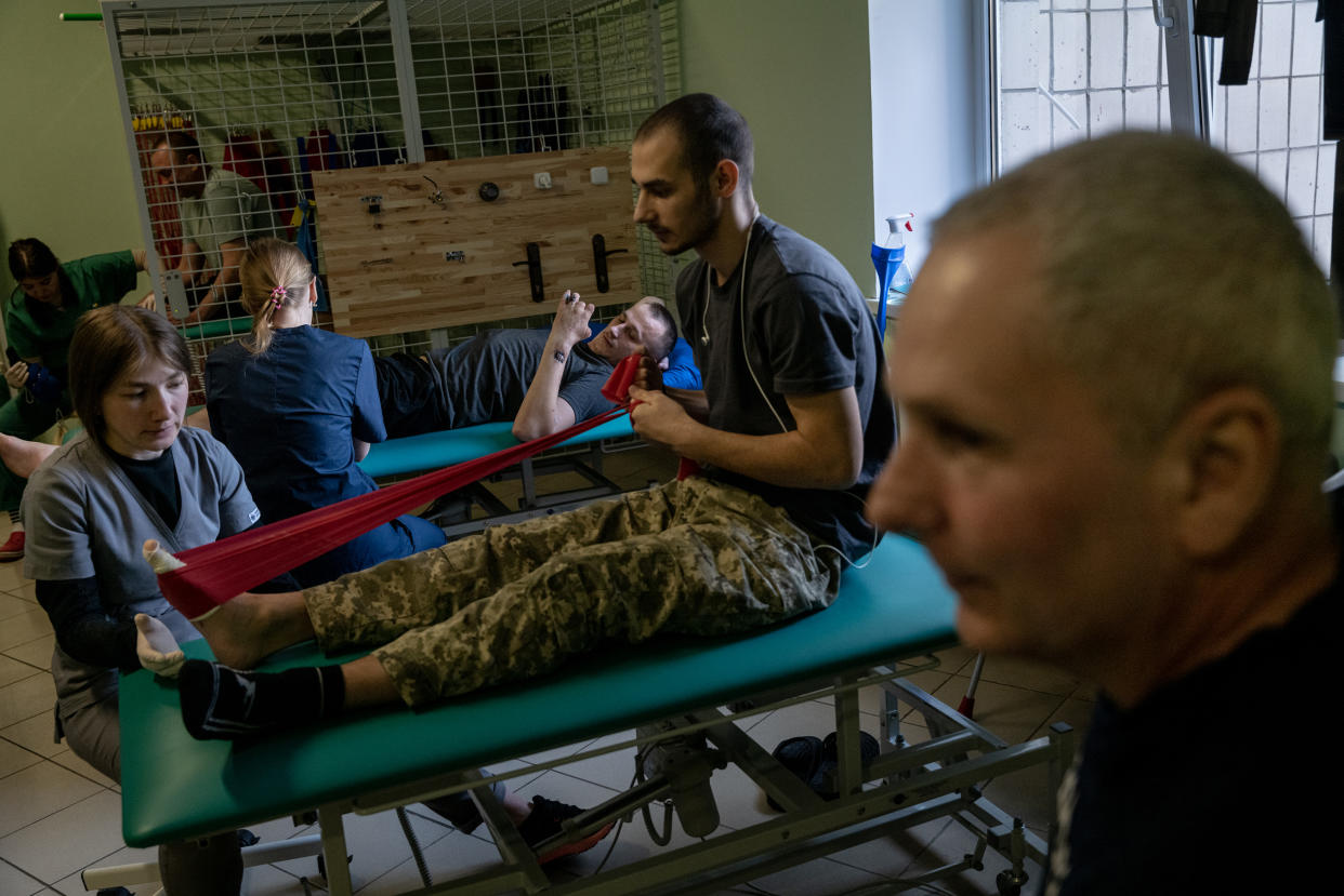 Un soldado ucraniano se somete a electroterapia para las heridas que sufrió cuando lo tuvieron cautivo los rusos, en Lisova Polyana, un hospital cerca de Kiev, Ucrania, el 8 de mayo de 2023. (Nicole Tung/The New York Times)
