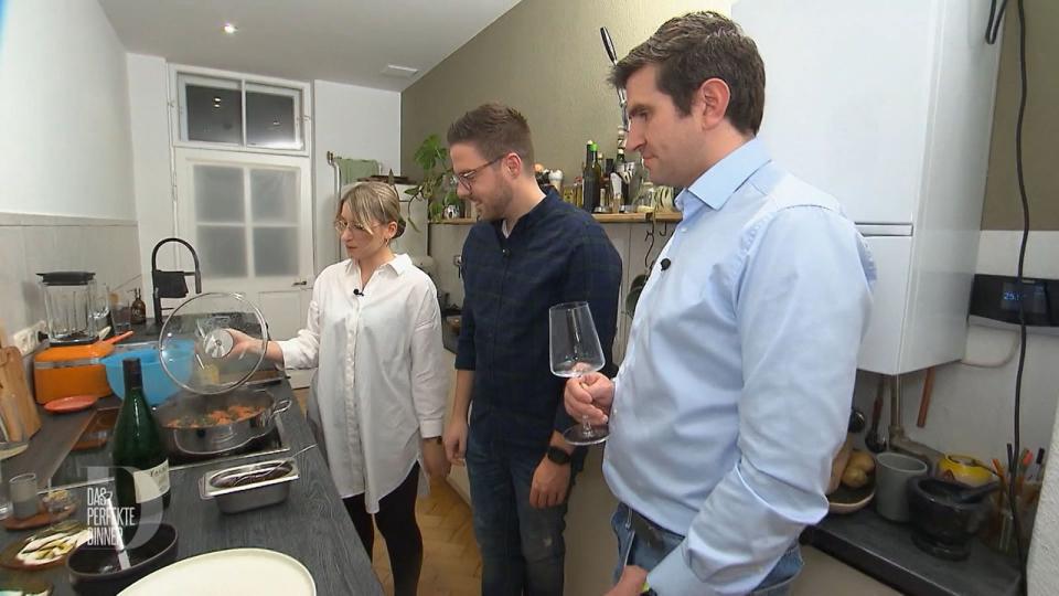 Kersten und Leo schauen den veganen Wirsing-Rouladen beim Köcheln zu.
 (Bild: RTL)