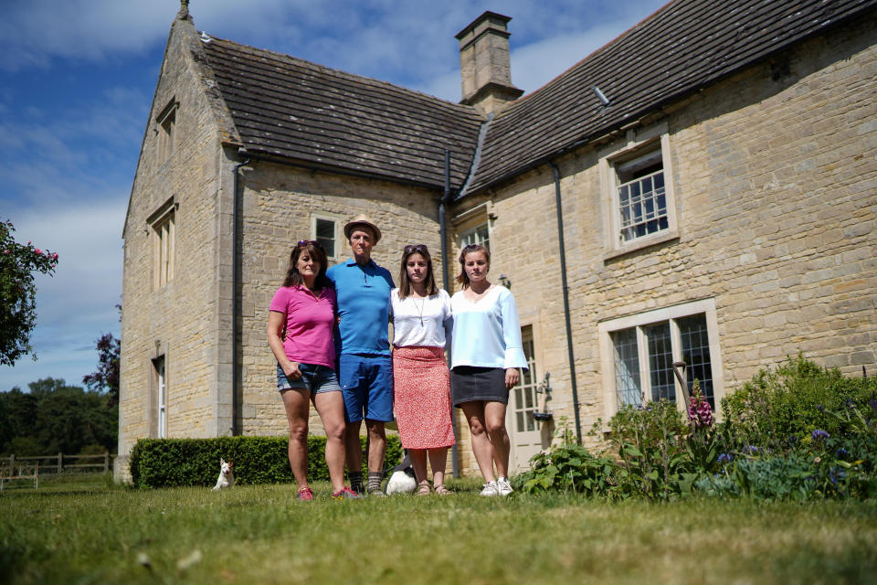 Barbara y Simon Campbell con sus hijas Meghan y Rosie fuera de su hogar completamente restaurado y catalogado de grado II. (SWNS)