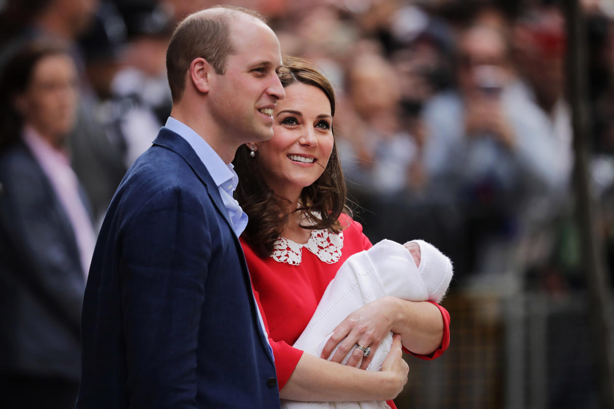 Schon wenige Stunden nach der Geburt traten William und Kate mit Louis vor die Presse. (Bild: Getty Images)