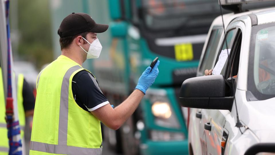 Police and Royal New Zealand Navy staff are seen at the northern Auckland border at Te Hana on Nov. 17, 2021, amid the global COVID-19 pandemic. (Fiona Goodall/Getty Images)