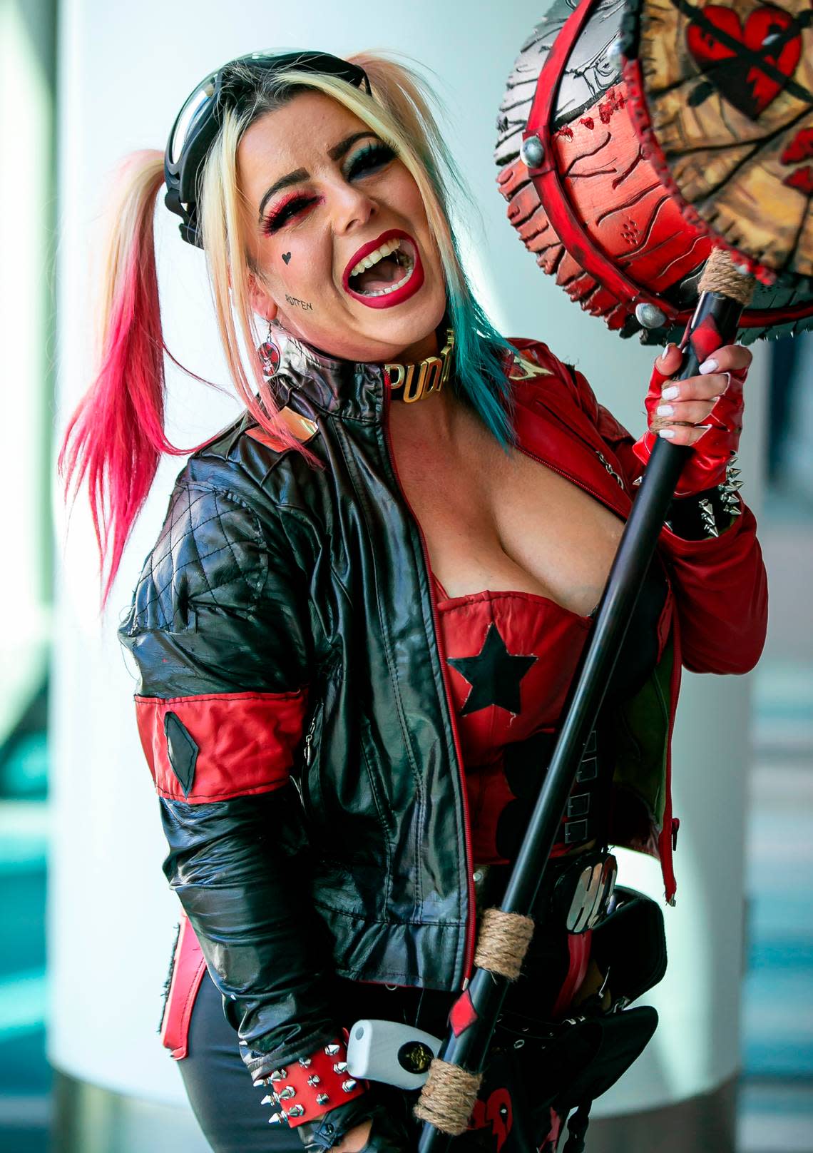 Ariadne Quinones cosplays as DC’s Harley Quinn during Florida Supercon.