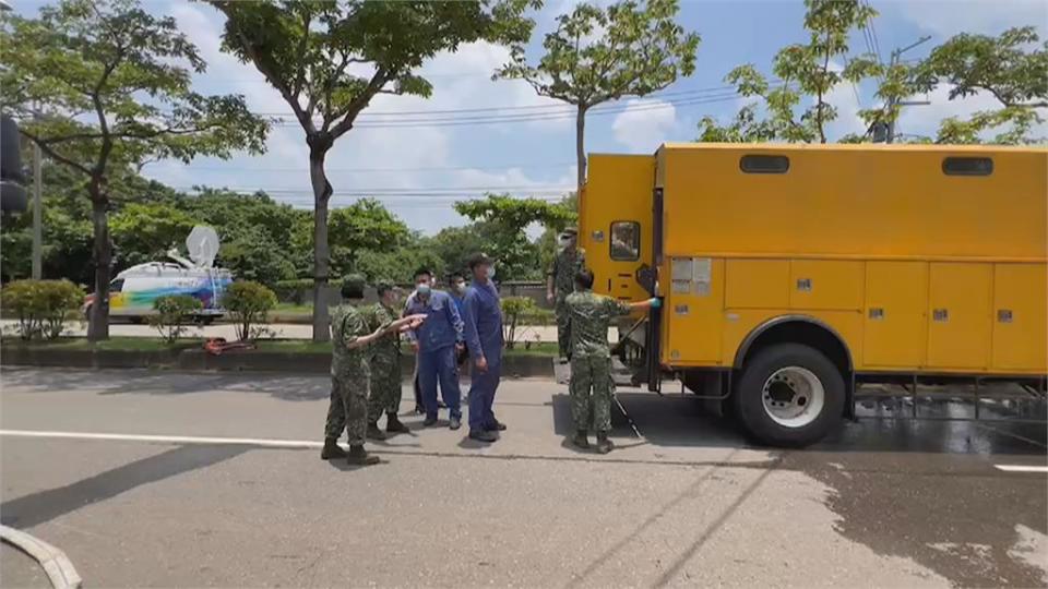 油管破裂溢流路面　女騎士不慎滑倒摔車送醫