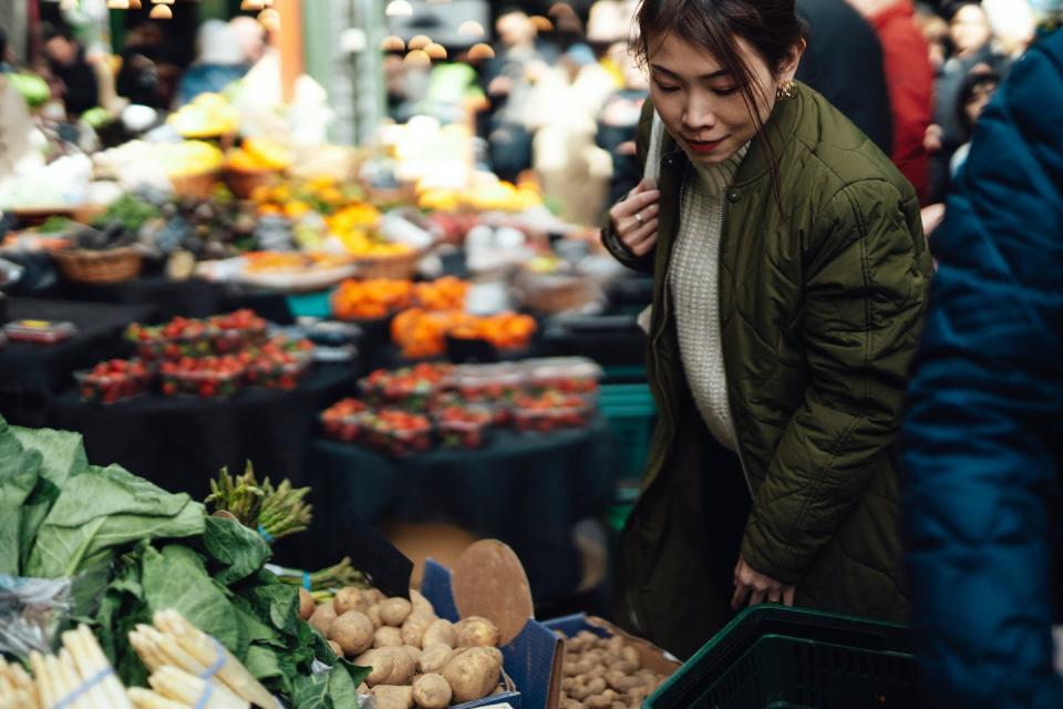 Fruits and vegetables typically come in ideal total carbohydrate-to-fiber ratios. <a href="https://www.gettyimages.com/detail/photo/young-asian-woman-shopping-fruits-and-vegetables-in-royalty-free-image/1477272111" rel="nofollow noopener" target="_blank" data-ylk="slk:Oscar Wong/Moment via Getty Images;elm:context_link;itc:0;sec:content-canvas" class="link ">Oscar Wong/Moment via Getty Images</a>