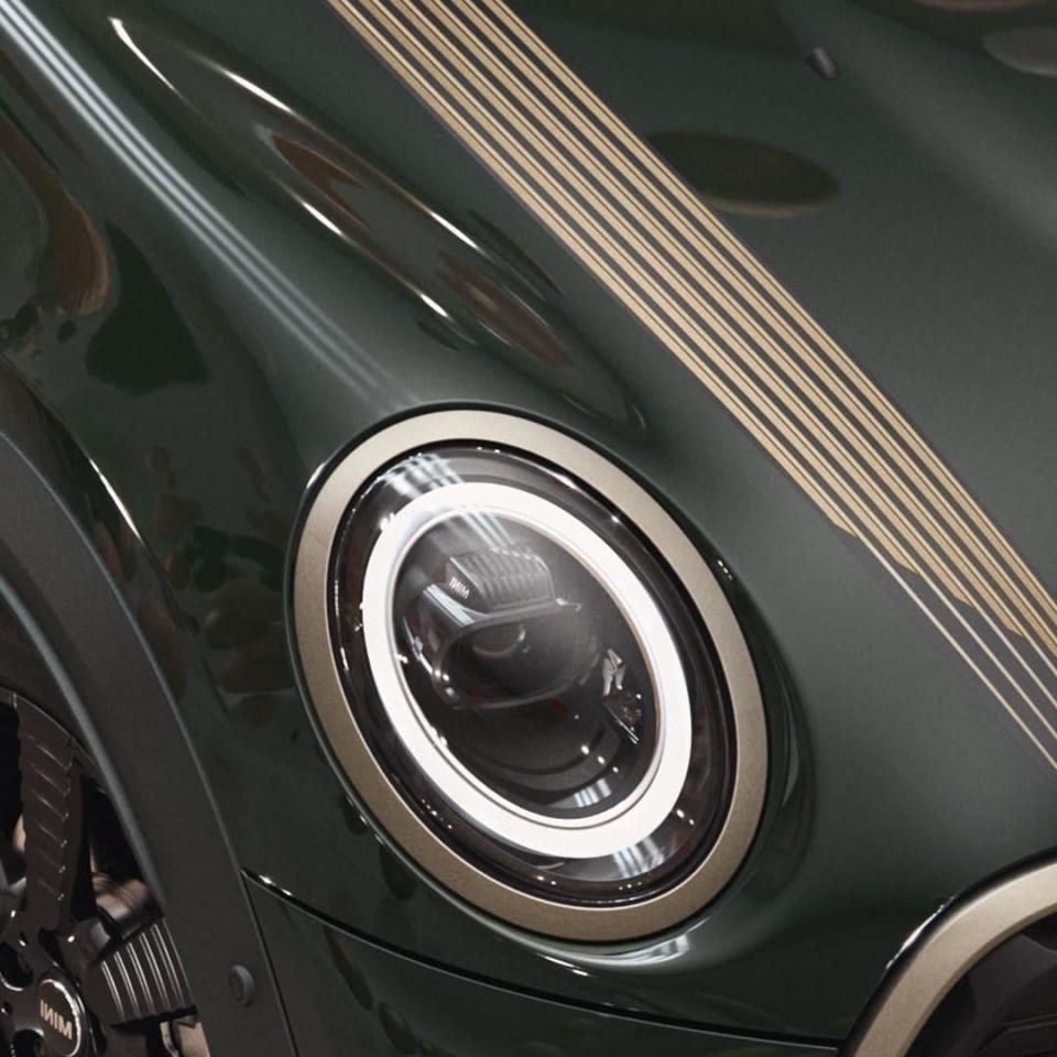  Resolute Bronze霧銅元素延伸設計為極富速度感的Resolute Edition專屬引擎蓋賽車飾條。