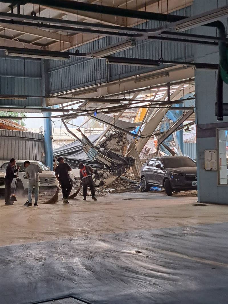 南投草屯鎮農會飼料廠，進行拆除作業時不慎倒塌。（圖／翻攝畫面）