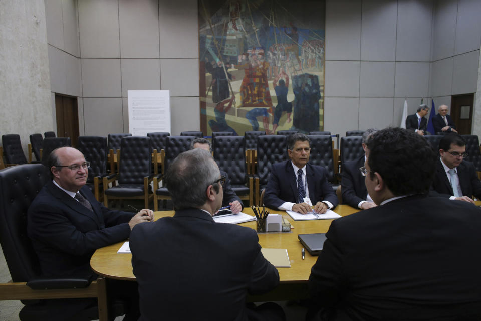 Archivo - Ilan Goldfajn, el presidente del banco central de Brasil, a la izquierda, coordina una reunión del Comité de Políticas Monetarias del Banco Central, en Brasilia, para decidir la tasa de interés básica, el 19 de julio de 2016. Goldfajn es uno de los nominados a la presidencia del Banco Interamericano de Desarrollo (BID) en las elecciones del 20 de noviembre de 2022. (AP Foto/Eraldo Peres, Archivo)