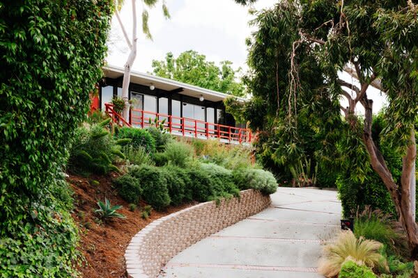 Owned by the same family for almost 60 years, the Hamilton House, designed by postwar architect Kazuo Umemoto, was virtually unchanged when Simon Cremniter bought it in 2018. A switchback driveway, mature trees, and abundant plantings create privacy.