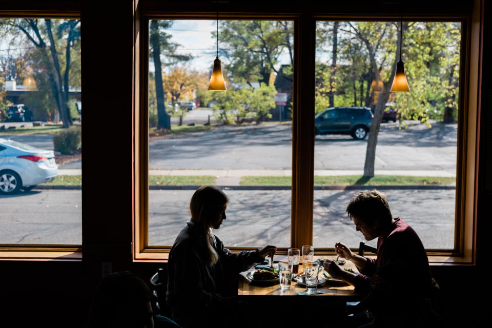 Comensales en un restaurante en Wausau, Wisconsin, el 5 de octubre de 2020. (Gabriela Bhaskar/The New York Times)