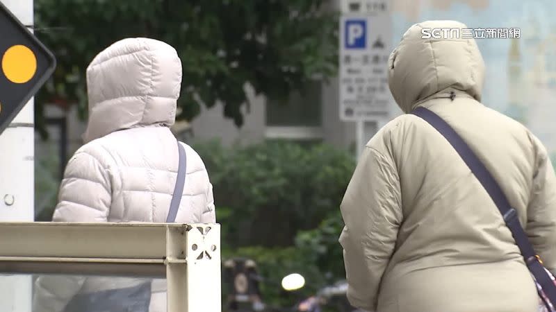 週四晚間到週五清晨，北台灣平地大多降至9到10度低溫。