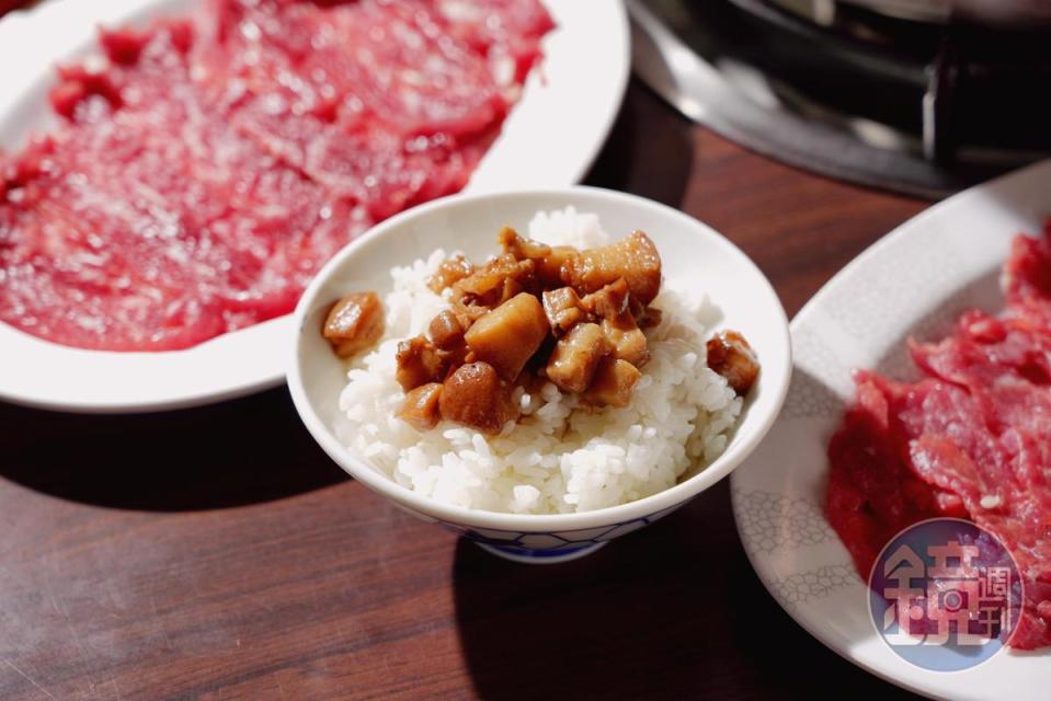 滷肉飯是免費附贈，配牛肉鍋便是品台南牛肉湯基本搭配。