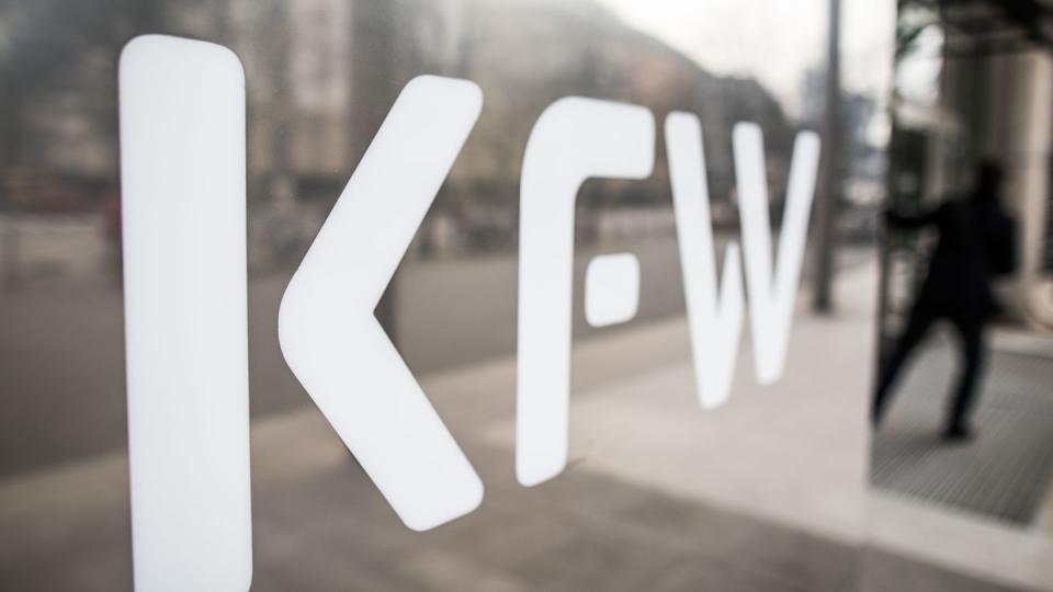 Das Logo der KfW an der Zentrale der KfW Bankengruppe. (Symbolbild)