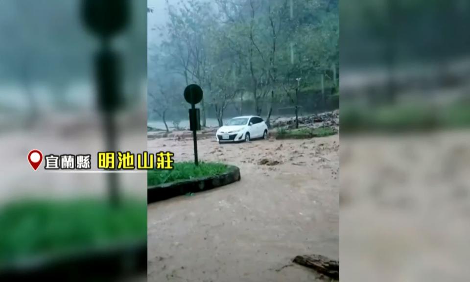 宜蘭明池山莊因颱風影響，對外道路中斷，遊客受困。（圖／東森新聞）