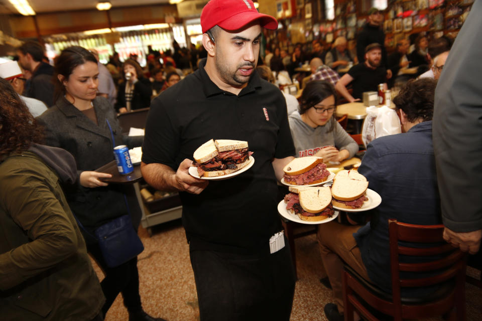 Camarero en un restaurante de Nueva York. (AP Photo/Seth Wenig)