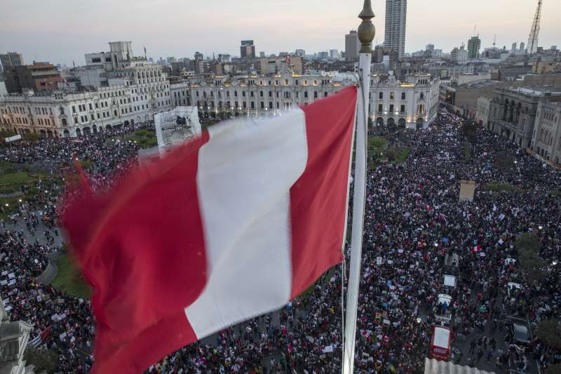11月12日，秘魯首都利馬聖馬丁廣場，大批民眾聚集抗議總統畢斯卡拉遭國會彈劾下台（美聯社）