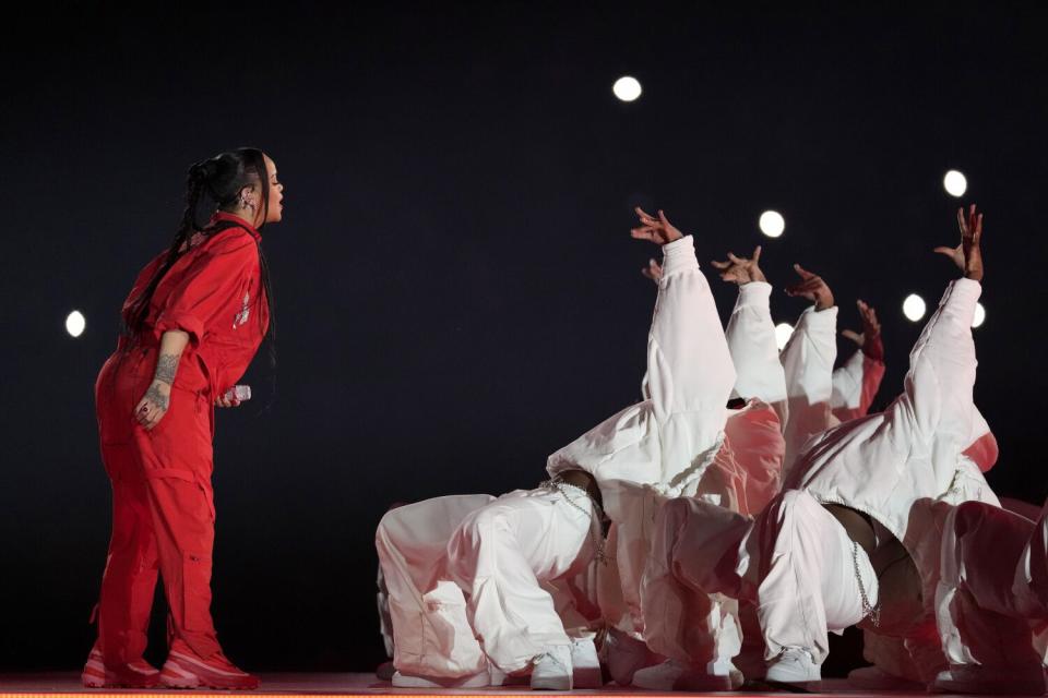 Rihanna limitó sus pasos de coreoagrafía, para eso tuvo a sus bailarines que le dieron la energía necesaria al espectáculo.