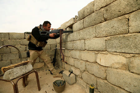 An Iraqi soldier takes his position during an operation against Islamic State militants in the frontline in neighbourhood of Intisar, eastern Mosul, Iraq, December 5, 2016. REUTERS/Thaier Al-Sudani