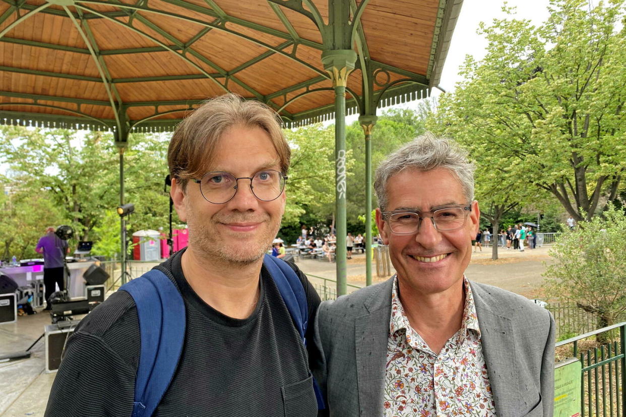 Hendrik Davi (à gauche), candidat à sa réélection dans la 5e circonscription des Bouches-du-Rhône, avec Didier Jau, maire des 4e et 5e arrondissements de Marseille.  - Credit:Sébastien Schneegans