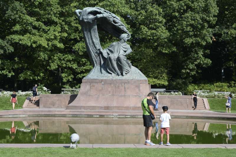 波蘭華沙瓦基金皇家公園內的蕭邦紀念碑（資料照，AP）