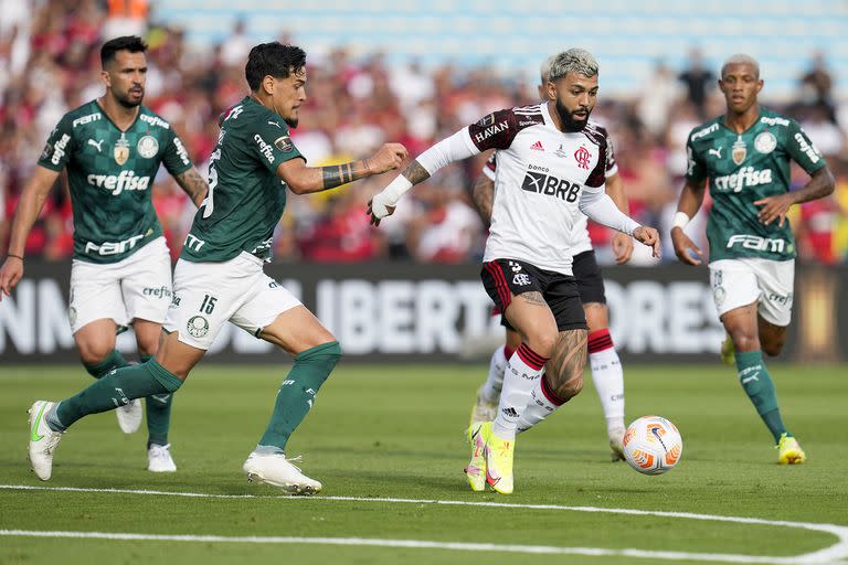 Gabigol maniobra ante la marca de Gustavo Gómez, de Palmeiras.