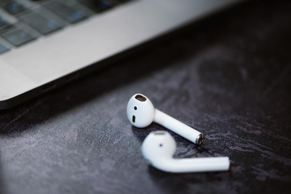 El niño, que tenía 12 años, estaba viendo Netflix en el móvil con sus AirPods cuando recibió la alarma. (Foto: Getty Images)