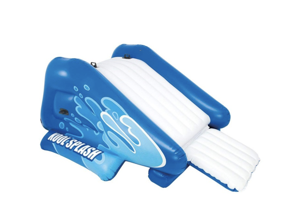 Lo scivolo gonfiabile di Intex con sistema integrato di canalizzazione dell’acqua per emettere schizzi e fare scivolare più velocemente i bagnanti è il must have per un divertimento assicurato formato piscina. Prezzo: 112,50 euro su amazon.it (Instagram)