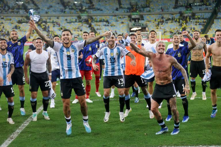 La celebración de los jugadores argentinos tras el triunfo 1-0 ante Brasil, en el Maracaná, por las Eliminatorias sudamericanas 