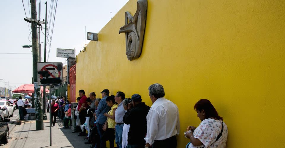 Derechohabientes del IMSS haciendo fila