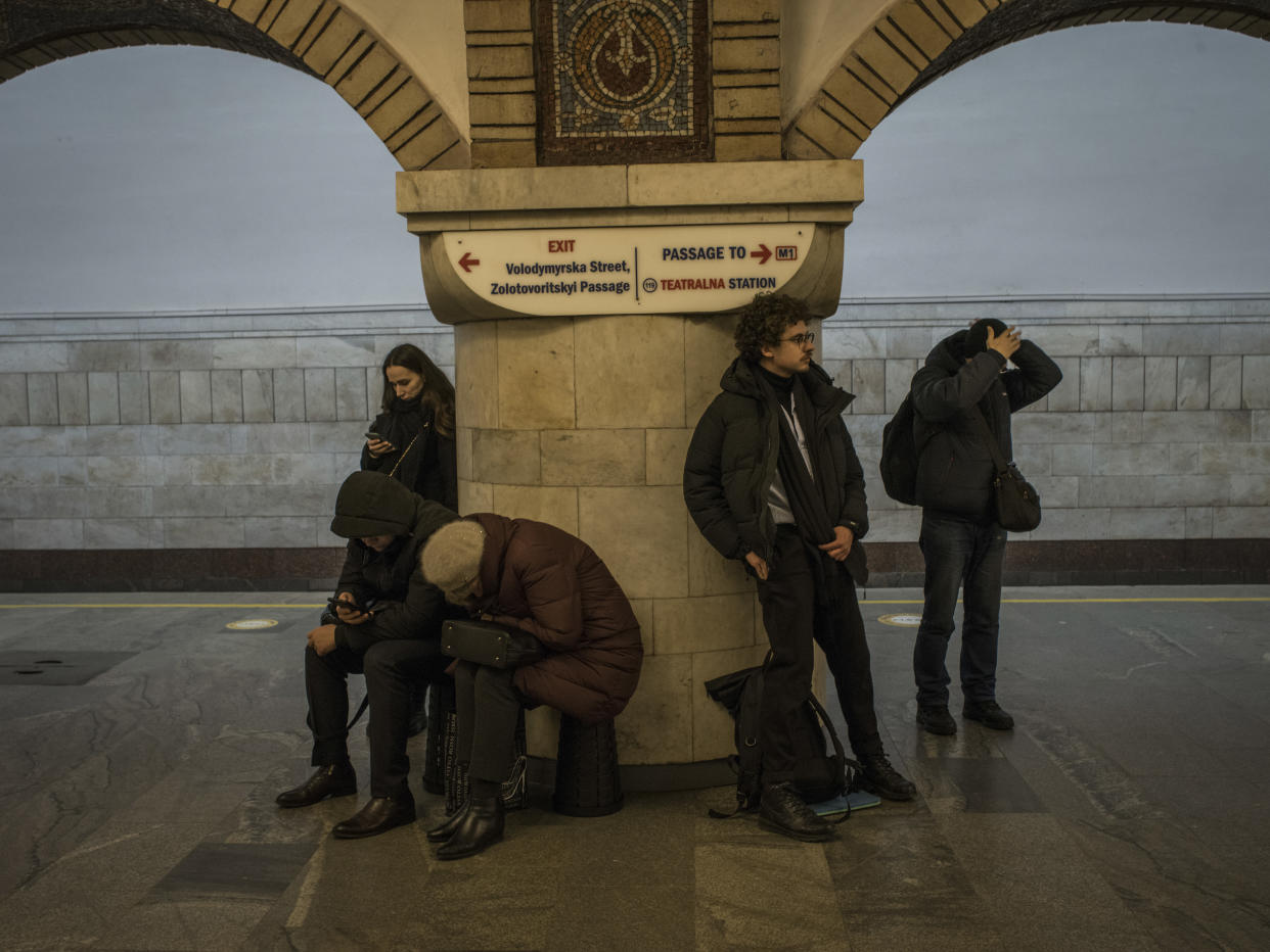 Residentes locales se refugian en una estación de metro de los ataques de misiles rusos contra Kiev, Ucrania, el lunes 5 de diciembre de 2022. (Laura Boushnak/The New York Times).
