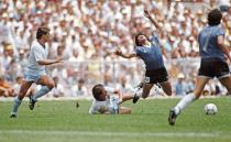 Kaum eine WM wurde so von einem Spieler dominiert wie jene 1986 in Mexiko von Maradona: Gegen England schoss er nicht nur das umstrittene Tor, sondern auch das Tor des Jahrhunderts - mit einem göttlichen Dribbling von der Mittellinie. Im Finale gewann er mit Argentinien gegen Deutschland und wurde Weltmeister - und Spieler des Turniers. (Bild: 2016 Hulton Archive/Getty Images)